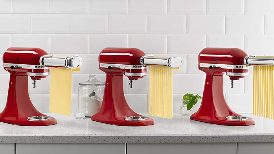 kitchenaid pasta attachment sur la table