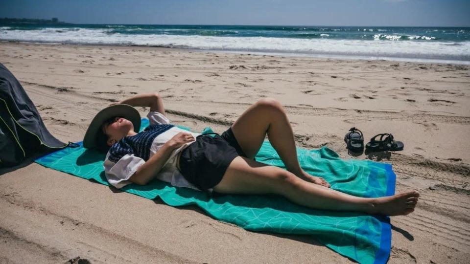 We tested beach towels from PackTowl, Sand Cloud, Tesalate and more to find the best.